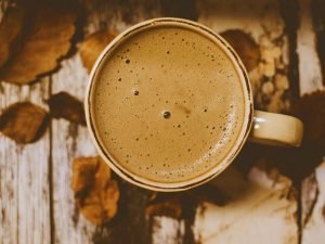 Cappuccino sem lactose servido em xícara de porcelana. (Cappuccino em Pó Caseiro)