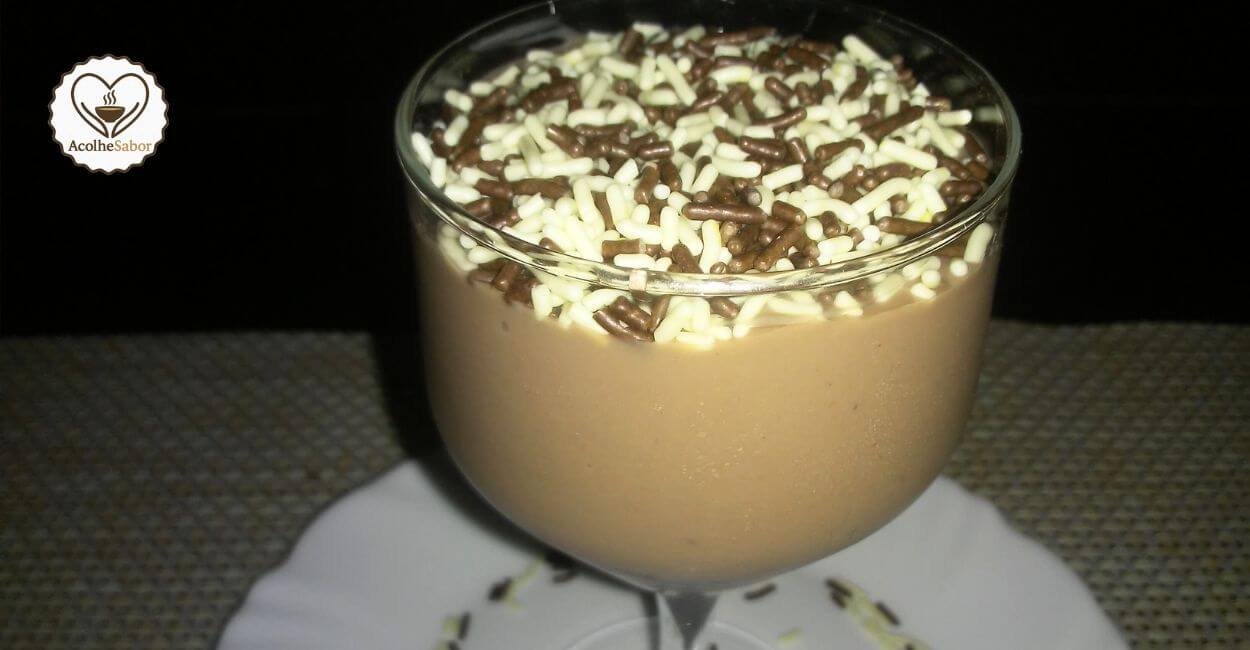 Danette de chocolate zero lactose cremoso servido em taça de vidro.
