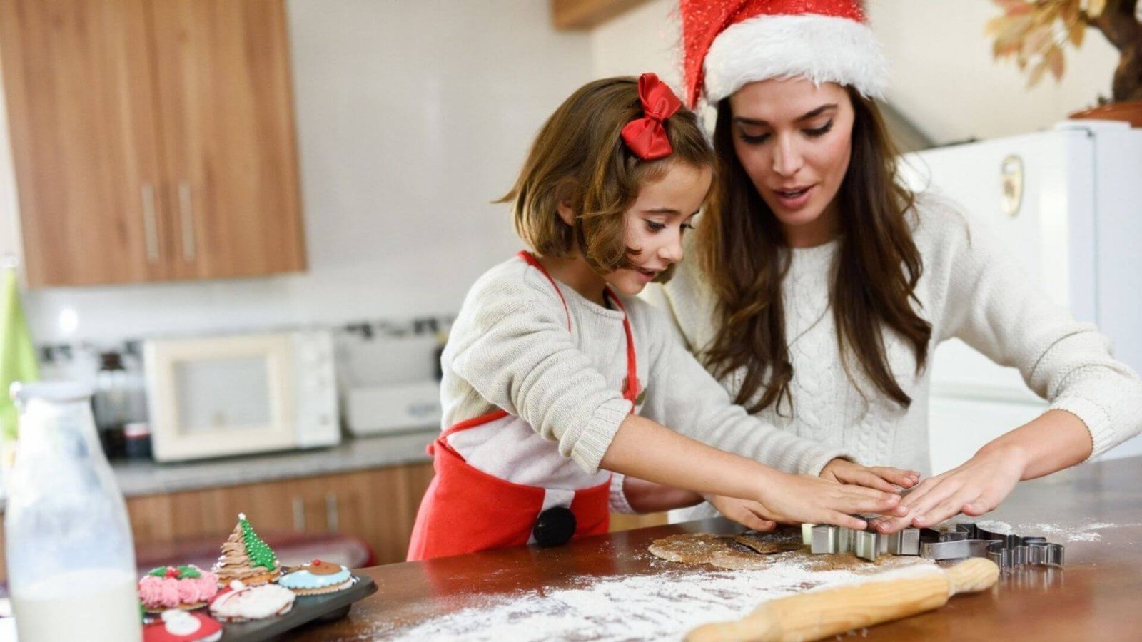 Preparando biscoito de Natal decorado sem lactose