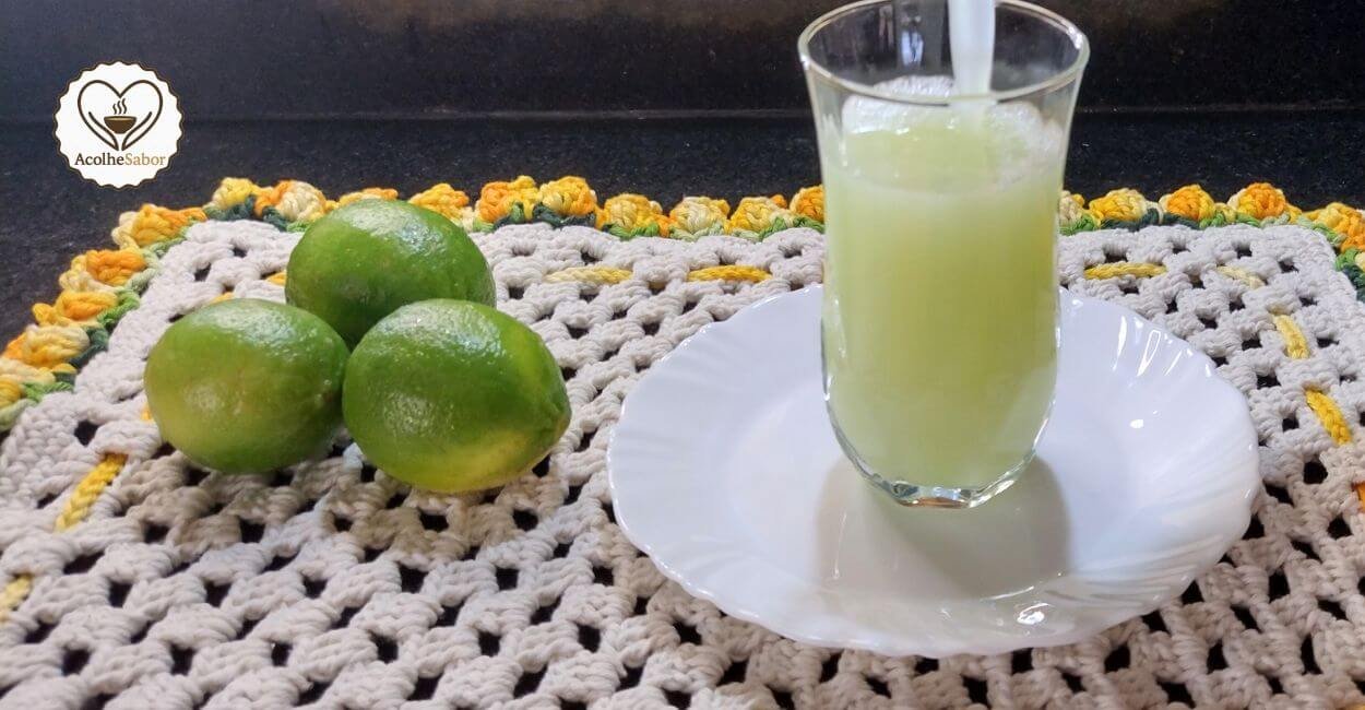 Limonada suíça sem amargar servida com gelo.
