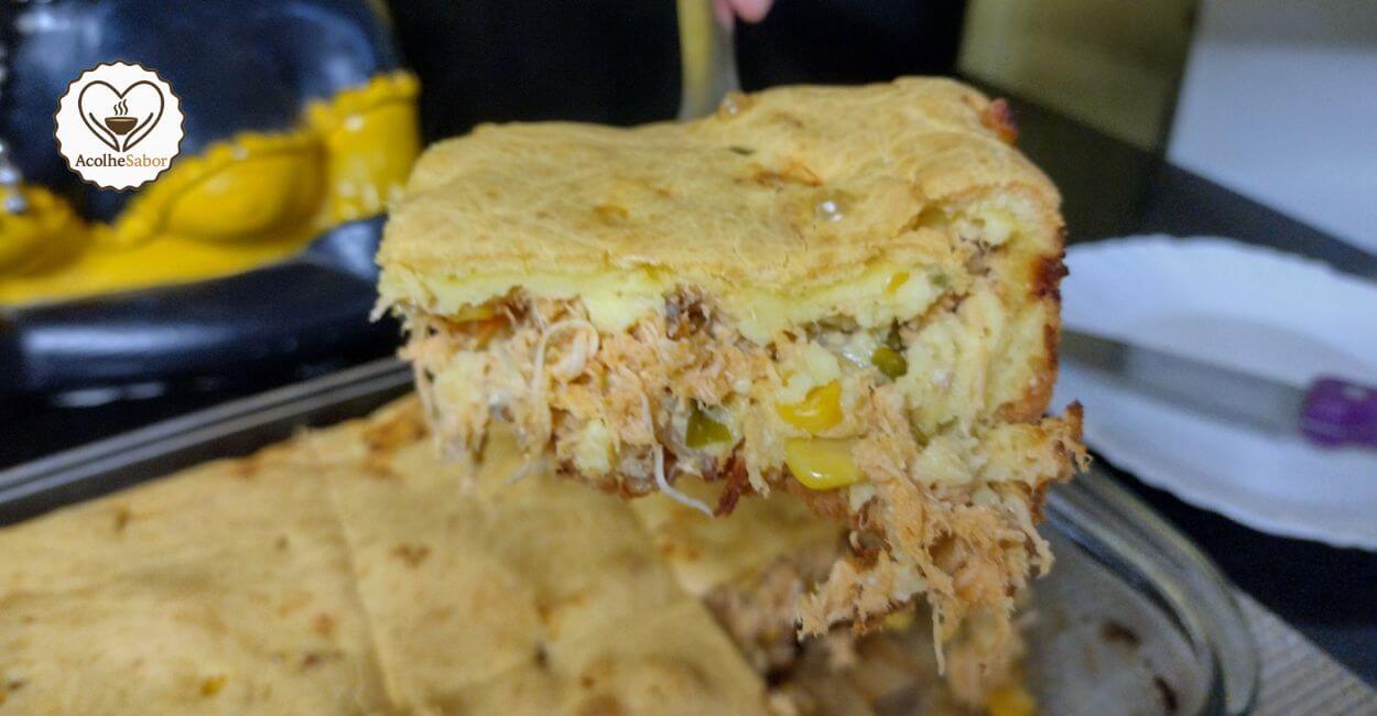 Torta de frango de liquidificador fofinha e dourada com recheio cremoso.