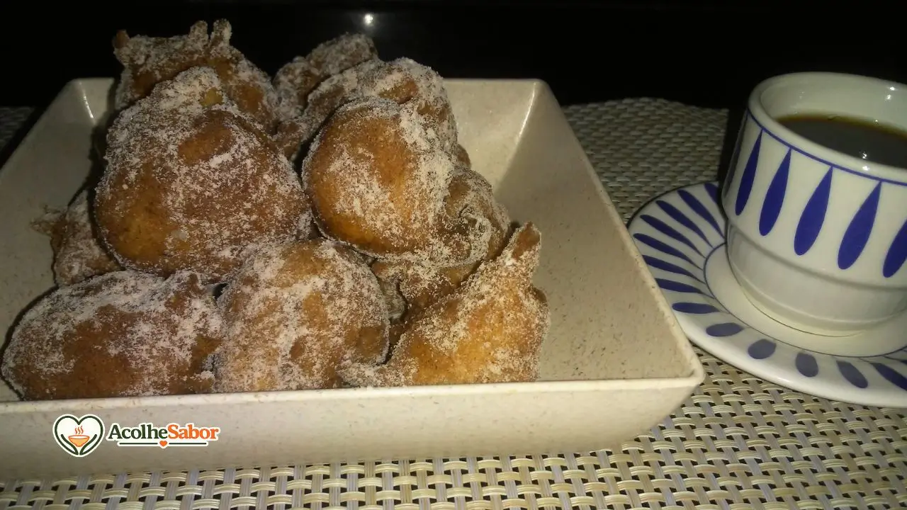 Bolinho de chuva com banana sem glúten e sem lactose polvilhado com açúcar e canela servido em prato.