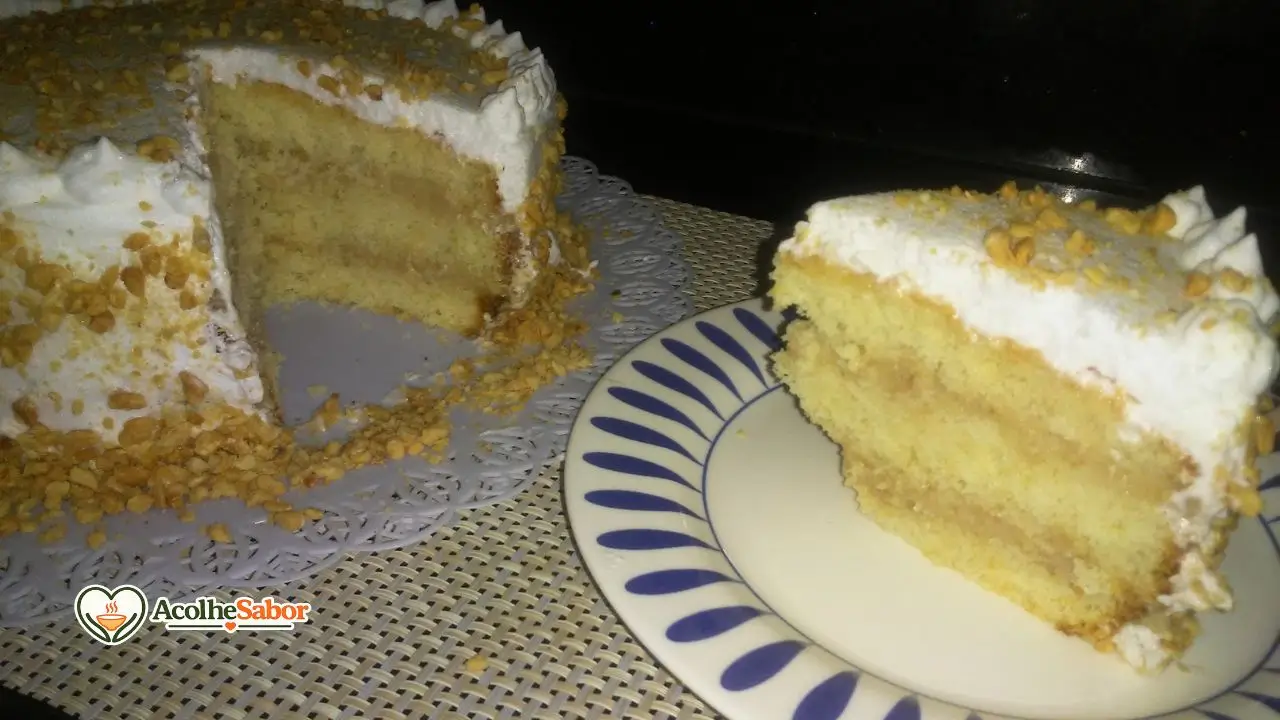 Bolo de aniversário sem lactose com recheio de creme de confeiteiro de amendoim e cobertura decorada.