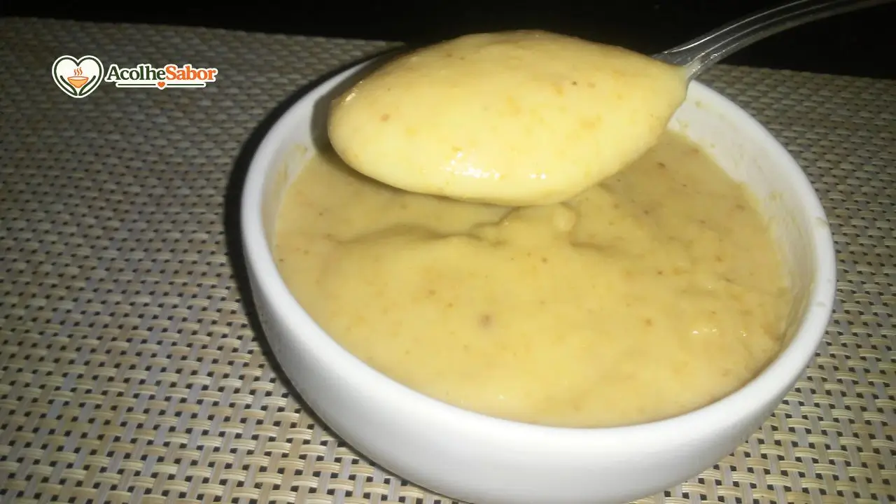 Creme de confeiteiro com amendoim sem glúten e sem lactose servido em recipiente de vidro com textura cremosa.