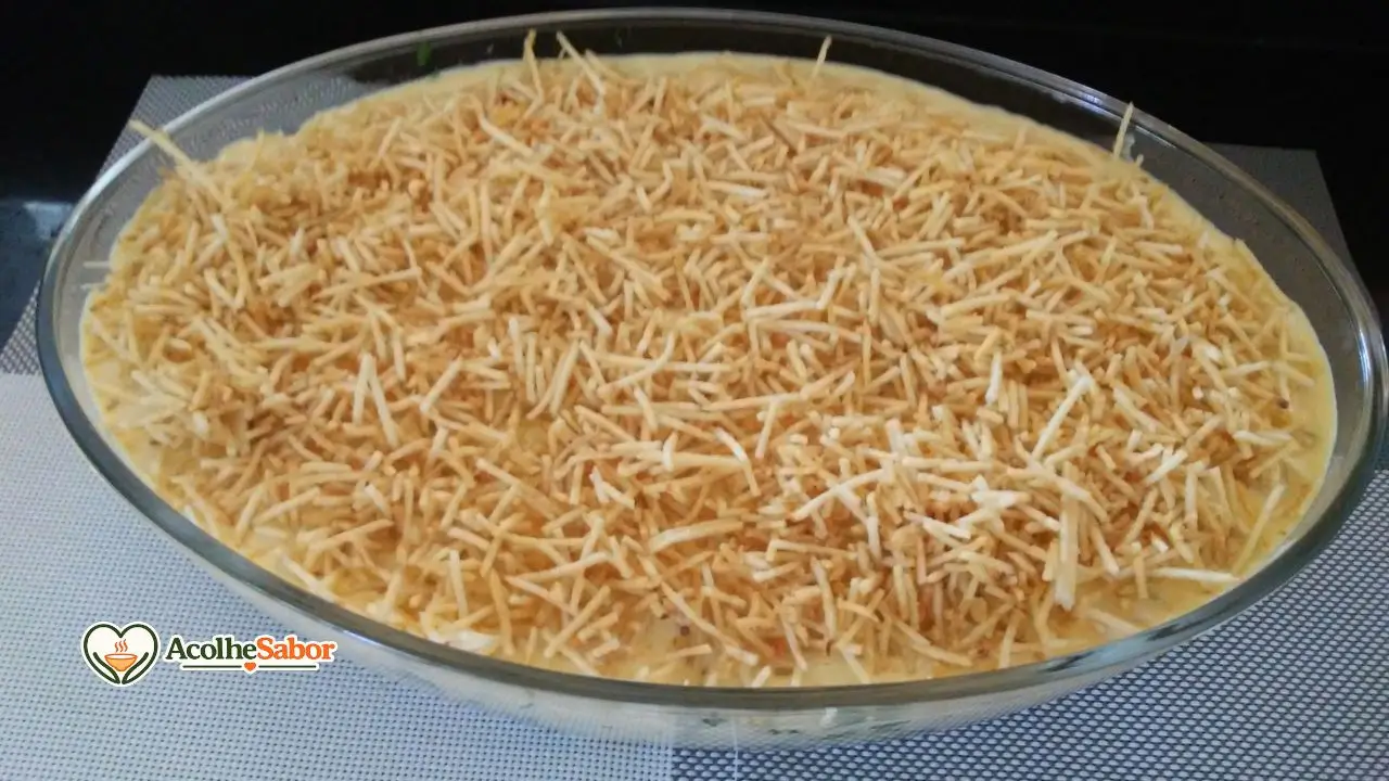 Supremo de Frango sem Glúten e sem Lactose servido em travessa com creme de milho, frango desfiado e cobertura de batata palha.