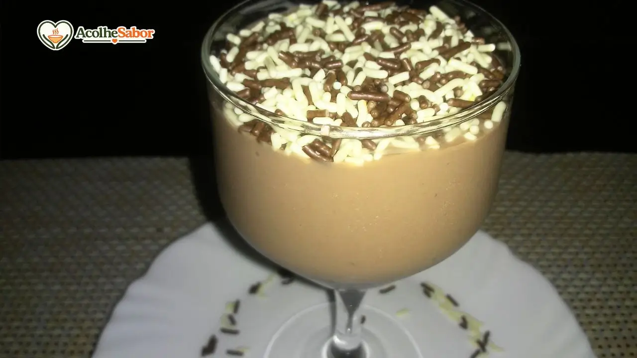 Danette de chocolate zero lactose feito em casa servido em taça