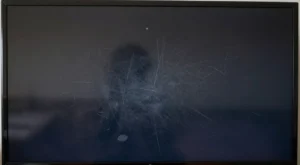 Tela da TV Cheia de Marcas? Um Cuidado na Limpeza Pode Evitar Manchas e Danos