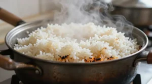 Arroz queimando no fundo da panela: Causas e como evitar